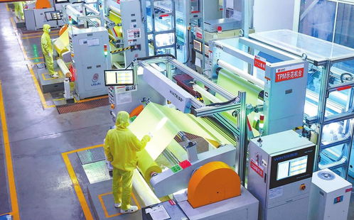 工人正在監控設備運行情況